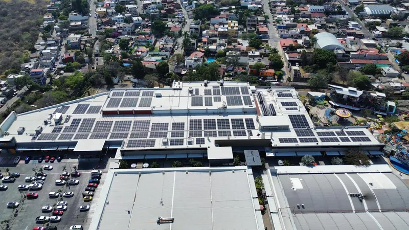 Vista aérea de una cubierta comercial con paneles solares